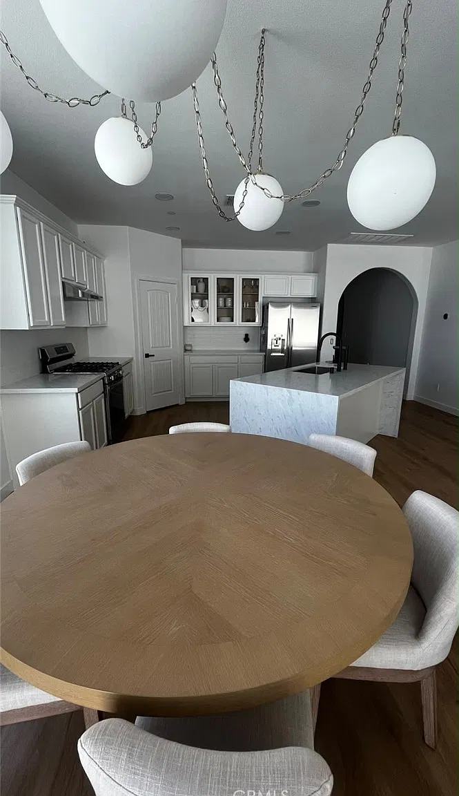 4 bed, 1959 sqft, $3,900 — Photo 2
