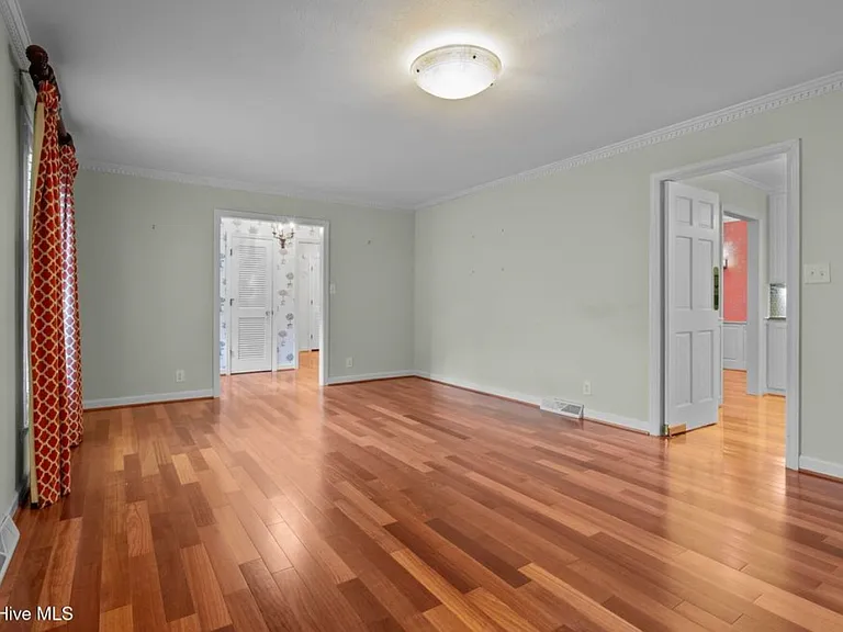 503 Scotland Ave — Photo 5