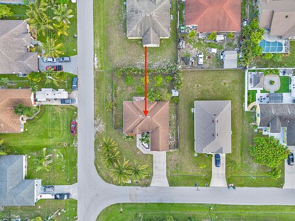 3rd image of 902 SW Cleary Terrace