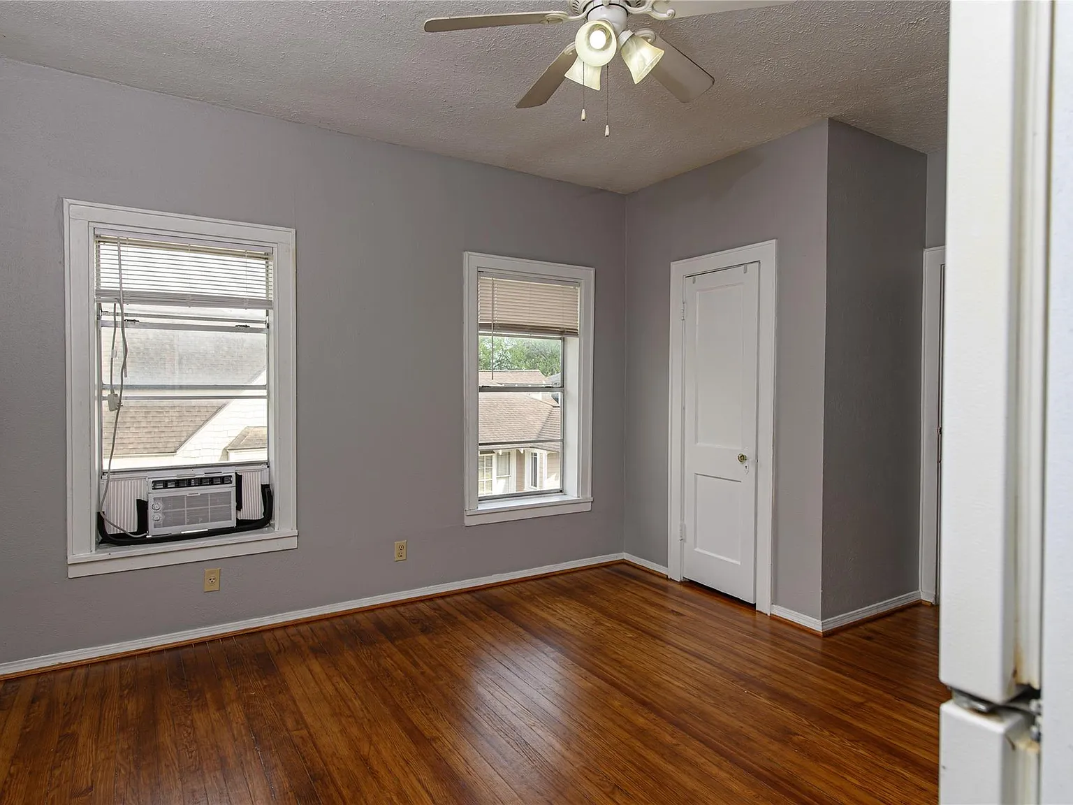 1 bed, 1.0 bath, 885 sqft, $1,045 — Photo 3