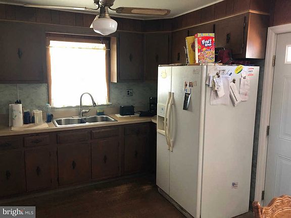 3rd image of 16 Danna Ln
