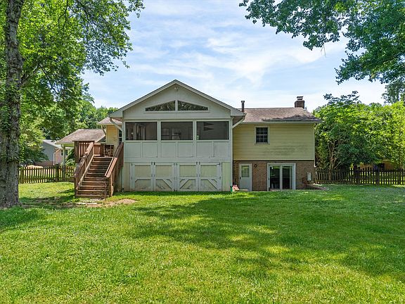 4th image of 905 Carole Ct SE