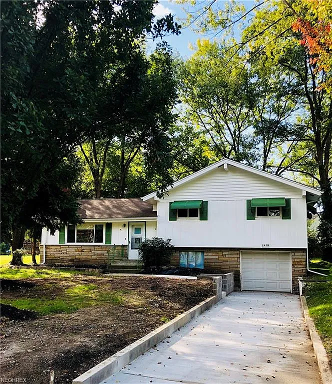 24319 Tryon Rd photo 1