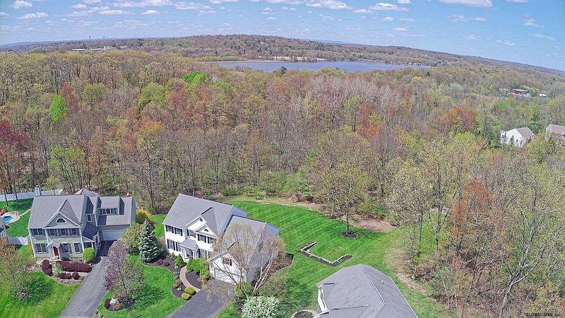 3rd image of 20 WAYFIELD Lane
