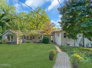 16 Browns Ln, Atlantic Highlands, NJ 07716