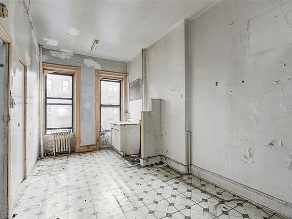 3rd image of 502 W 168th St