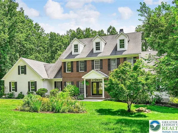 2475 Woodland Hills Ct, Hellertown, PA 18055