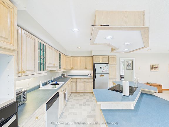 5th image of 28 Penetangore Row S