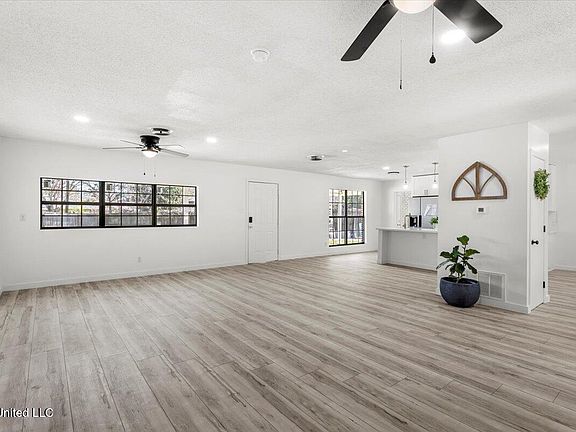 5th image of 12713 Cambridge Blvd