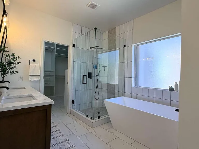 1121 E Powell Way — Photo 14