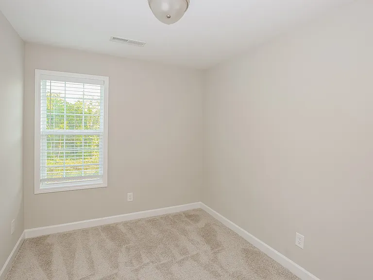 142 Rowan St S — Photo 9
