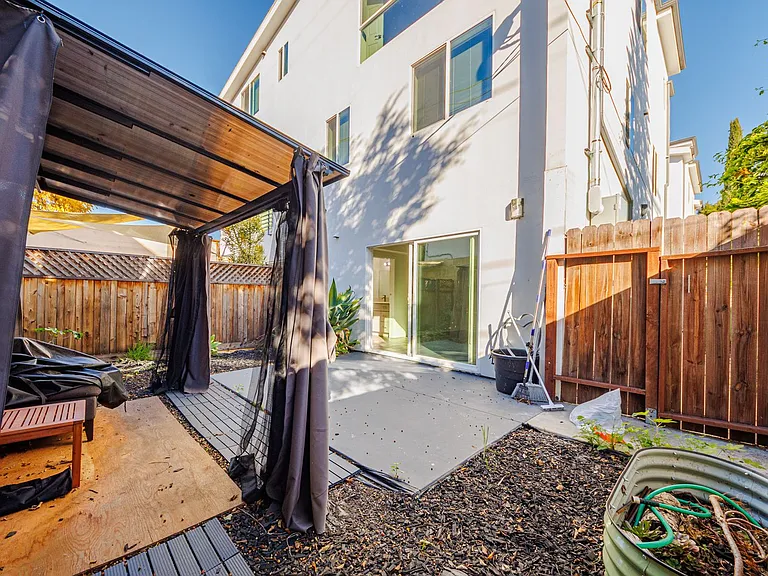 1119 N Berendo St — Photo 14