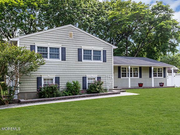 3rd image of 375 Oak Hill Road