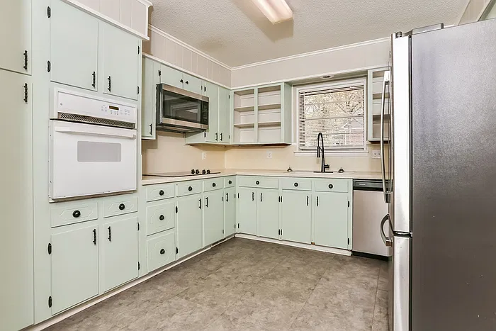 4 bed, 2.0 bath, 2049 sqft, $1,745 — Photo 4
