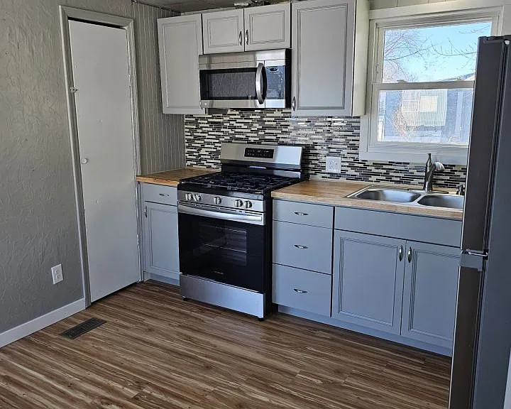 530 Steve St — Photo 1