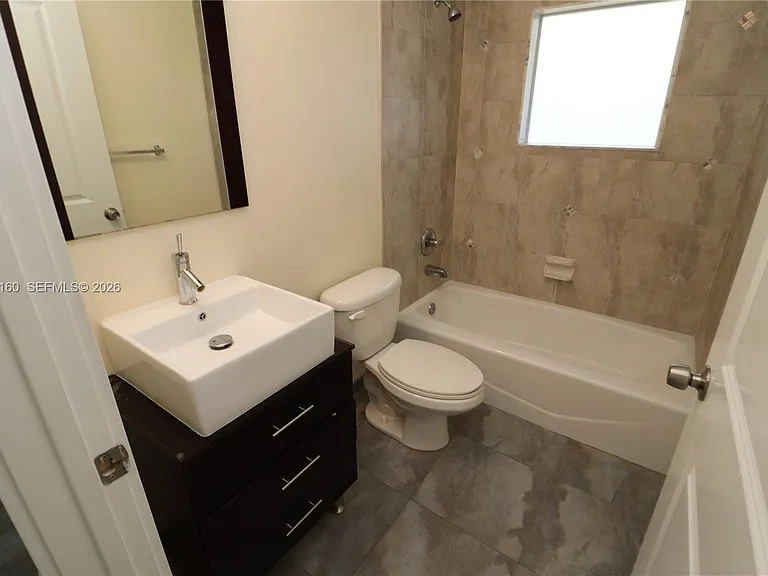 609 NE 28th St #1 — Photo 32