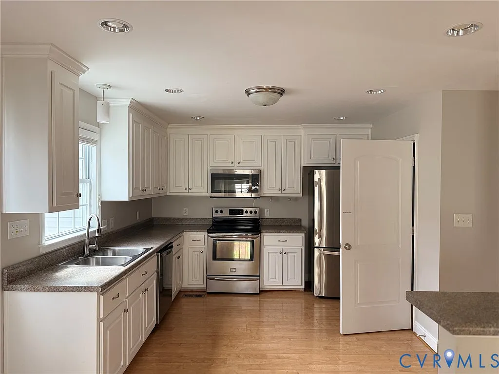 4 bed, 2.0 bath, 1638 sqft, $3,000 — Photo 3