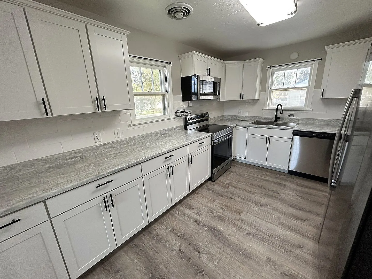 2 Bed / 1 Bath Corner Lot Full Basement & Detached Garage — Photo 4