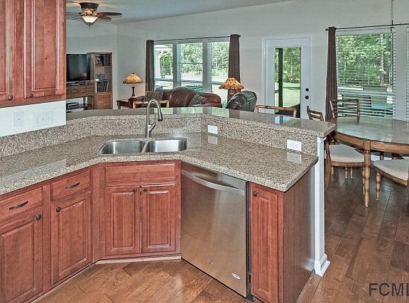 4th image of 333 W New England Dr