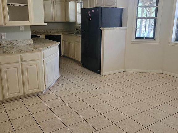4th image of 1206 King Arthur Cir