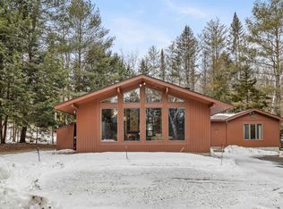 9 Mountain Acres Rd, Jamaica, VT 05343