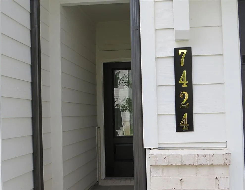 3 bed, 2.5 bath, 1842 sqft, $2,100 — Photo 2