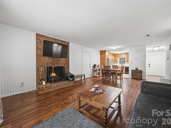 3rd image of 605 8th Ave SW APT A1