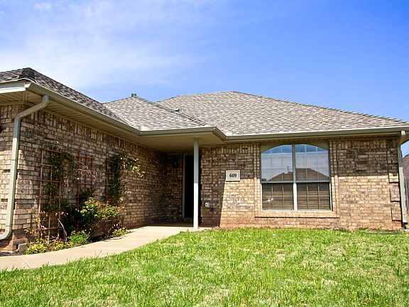 3rd image of 609 E Greenwood Ln
