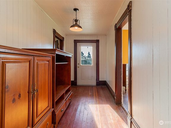 3rd image of 604 W Poplar