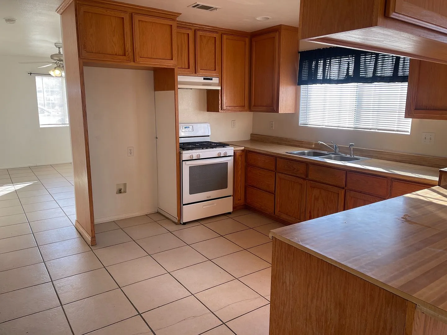 3 Bedroom 2 Bedroom Ready Now! — Photo 3