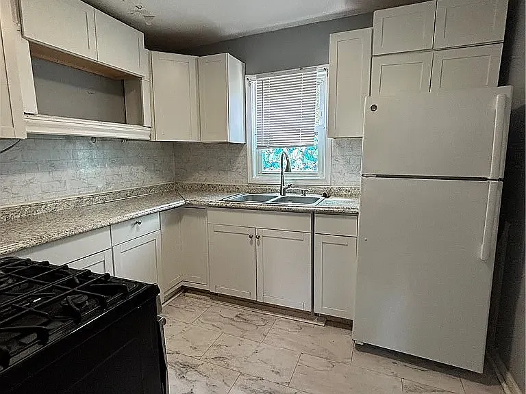 364 Ira Ave — Photo 3