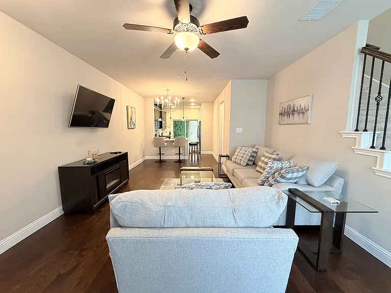 305 Tottenham Ct — Photo 7