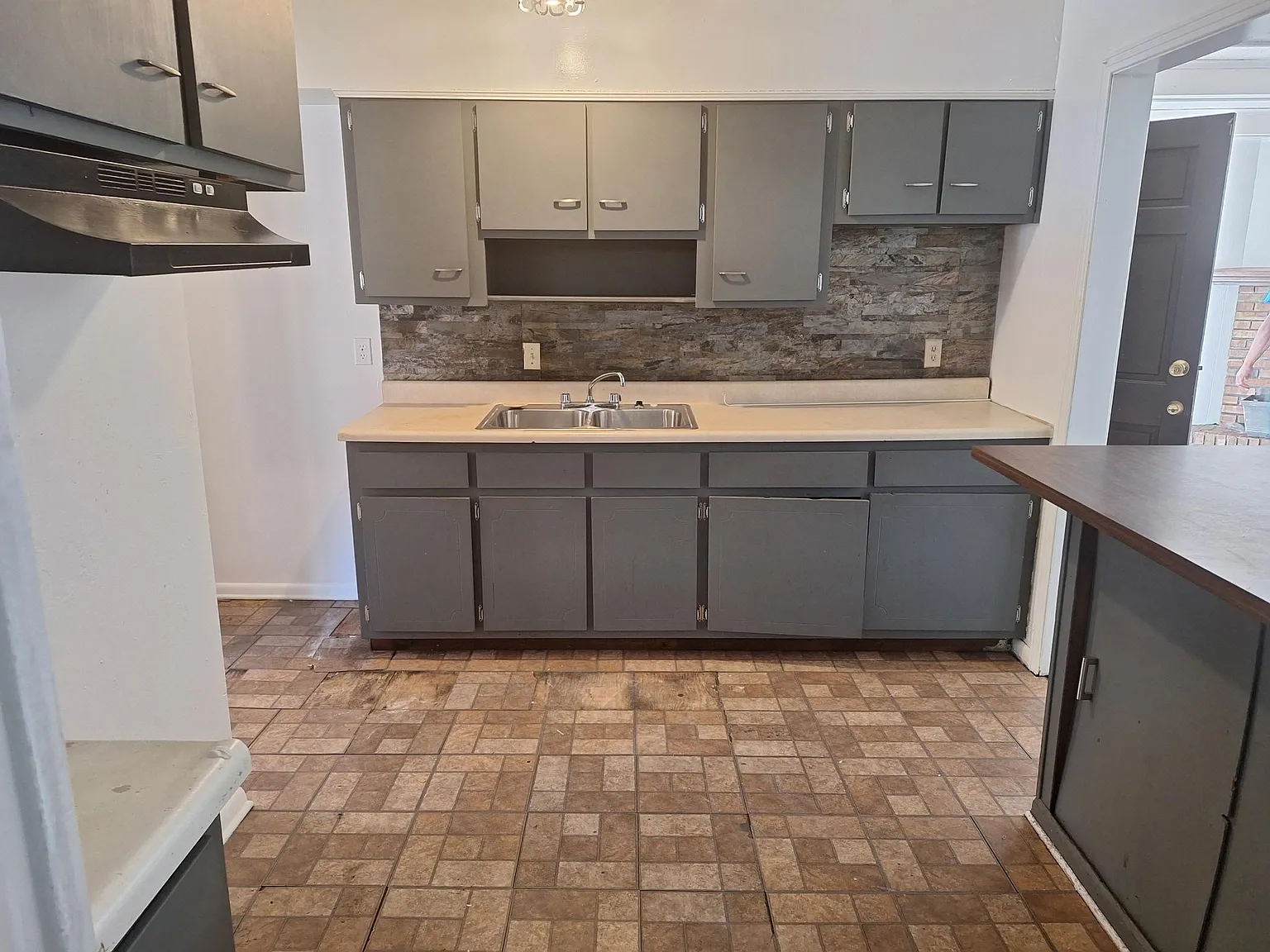 3 bed, 1.5 bath, 1399 sqft, $925 — Photo 2