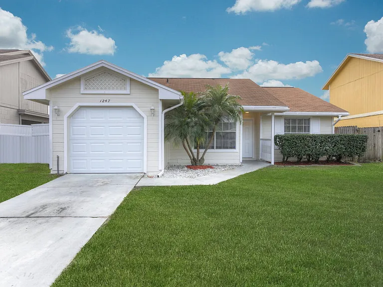 1247 Holly Springs Cir — Photo 1