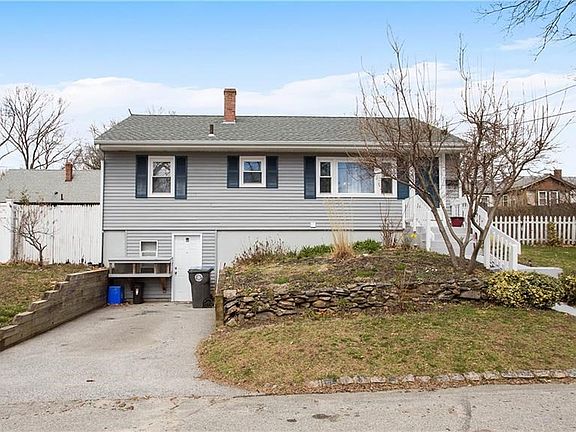 3rd image of 32 Fairwood Dr