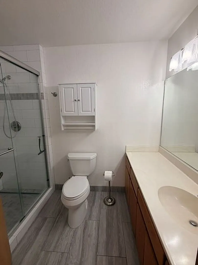 Unfurnished 2 bedroom, 2 bath with covered parking — Photo 3