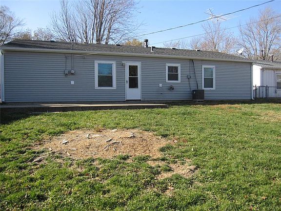 3rd image of 3303 Iroquois Ln