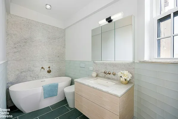 Bathroom, photo 1