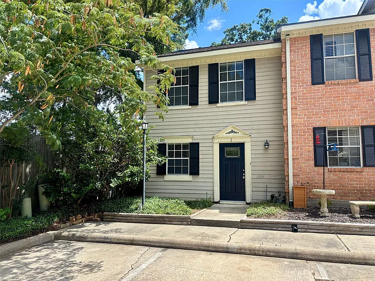 2030 Plantation Dr #B1 — Photo 2