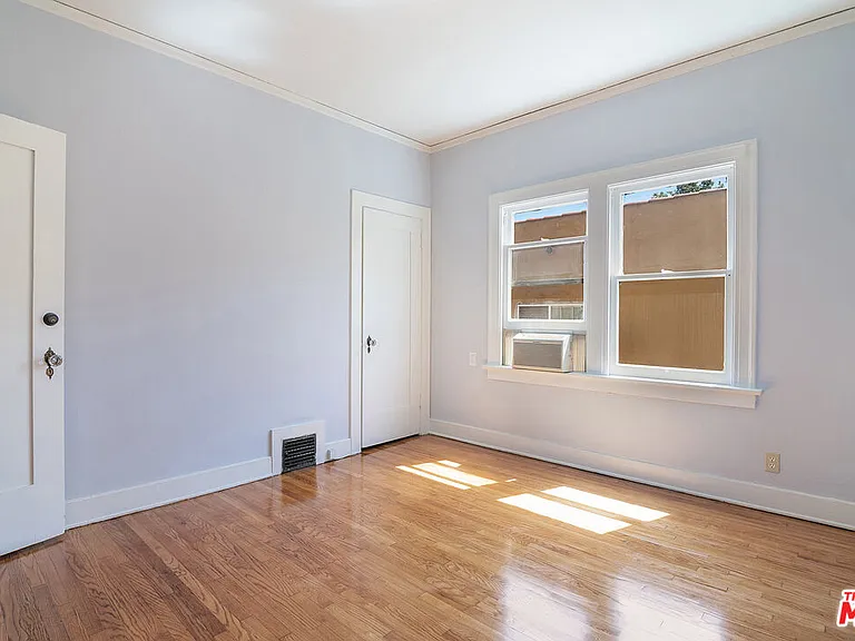 170 1/2 S Sycamore Ave — Photo 30
