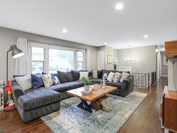 4th image of 37 Aldom Cir