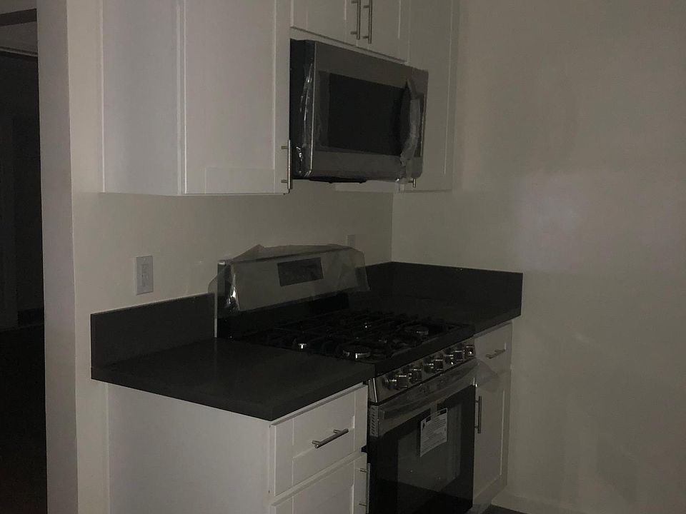 2nd image of 521 Evergreen St #2