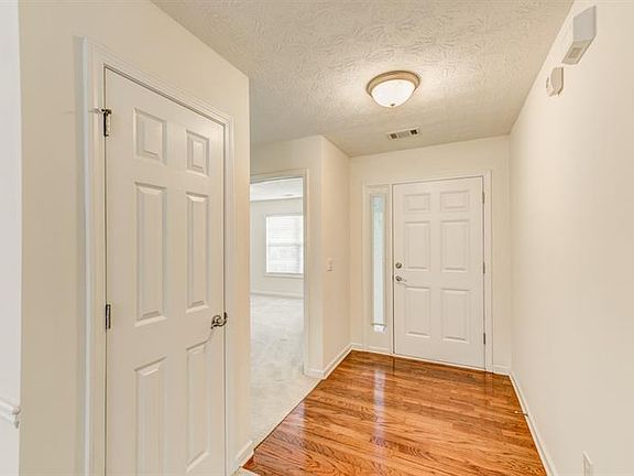 3rd image of 527 Mockingbird Ln
