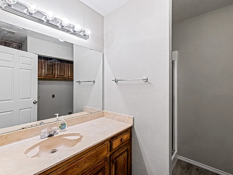 321 Gardenview St — Photo 17