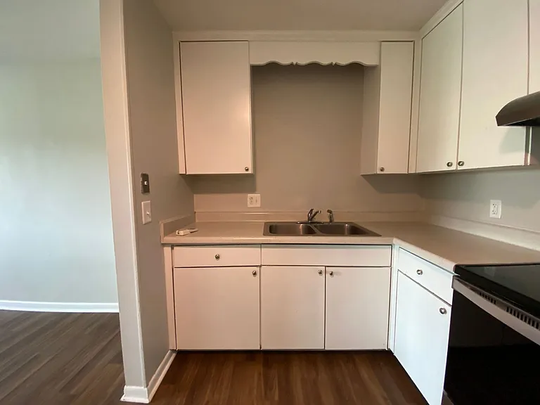 Executive House Apartments — Photo 34
