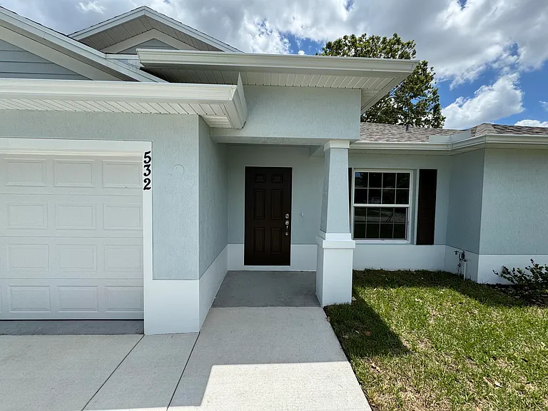 532 SW Buswell Ave — Photo 2