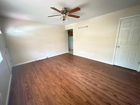 2nd image of 484 Adrian Dr