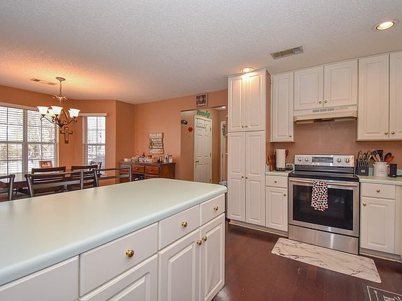 4th image of 881 Lakeshore Dr