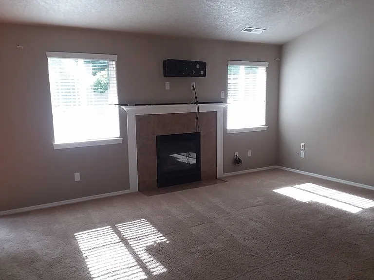 899 N Pointe Dr NW — Photo 5