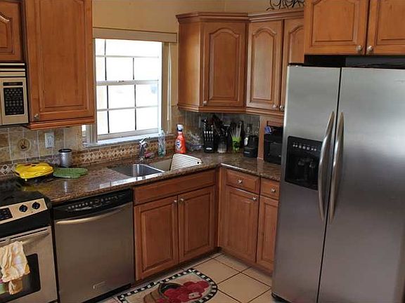 4th image of 823 SW 179th Ave